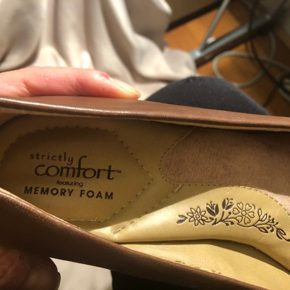 Strictly Comfort featuring memory foam, leather - Picture 7 of 8